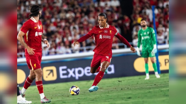 Virgil van Dijk mau mengoper bola. [Instagram]